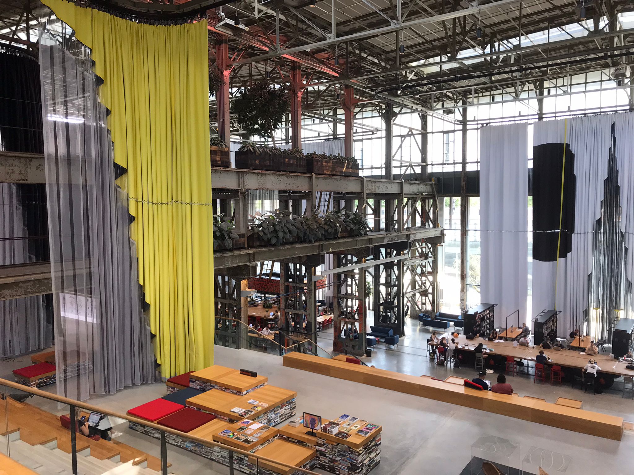 Het interieur van de LocHal in Tilburg: een voormalige locomotievenwerkplaats, nu bibliotheek en cultuurcentrum